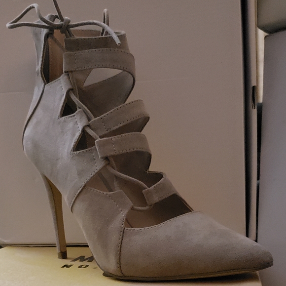 SOLD Mix No. 6 Klemtu Pump Taupe. - Picture 5 of 12